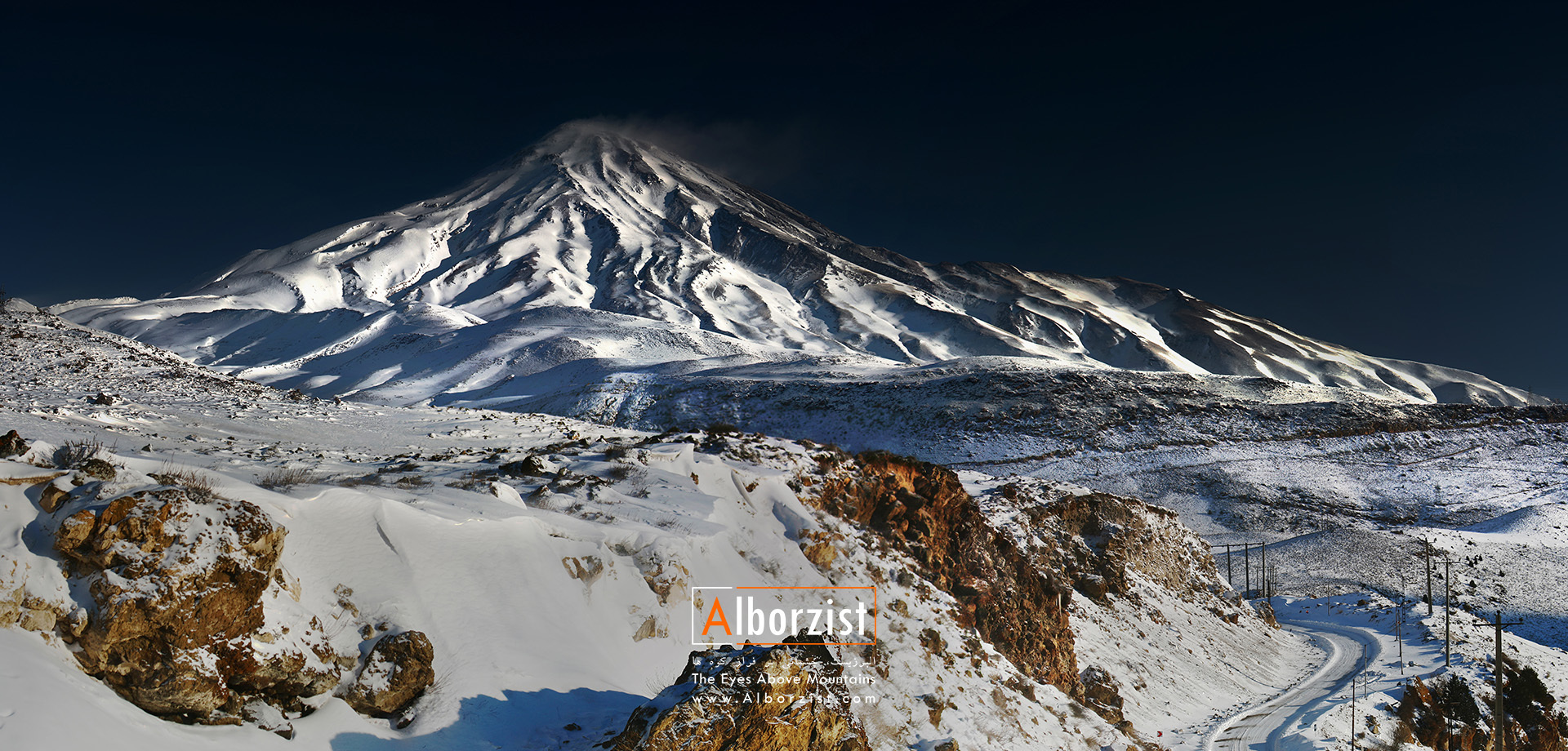 دماوند بزرگ و جاده رینه در قاب زمستان